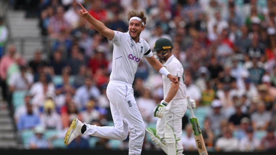 Dean Elgar's failure to review an lbw against South Broad was a key moment