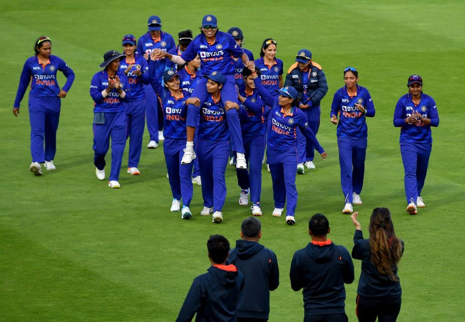 A last goodbye to Jhulan Goswami's fans, on the shoulders of her team-mates