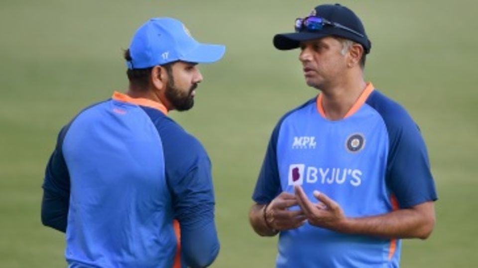 Rohit Sharma has a chat with Rahul Dravid
