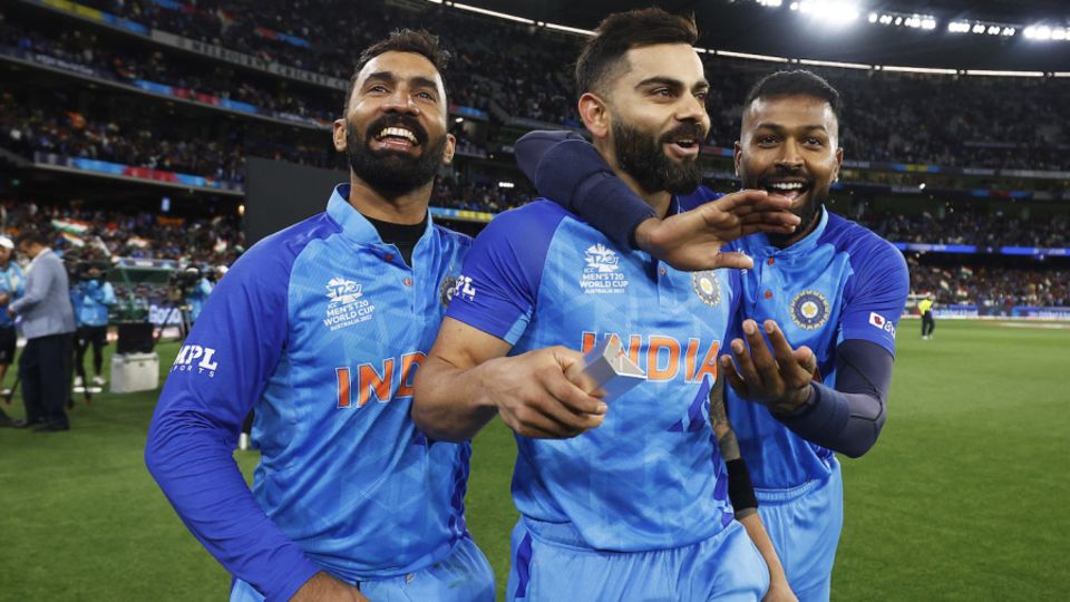 Dinesh Karthik, Virat Kohli and Hardik Pandya soak in the atmosphere at the MCG