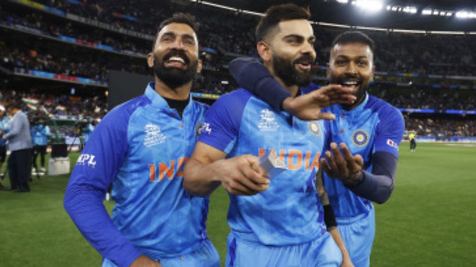 Dinesh Karthik, Virat Kohli and Hardik Pandya soak in the atmosphere at the MCG