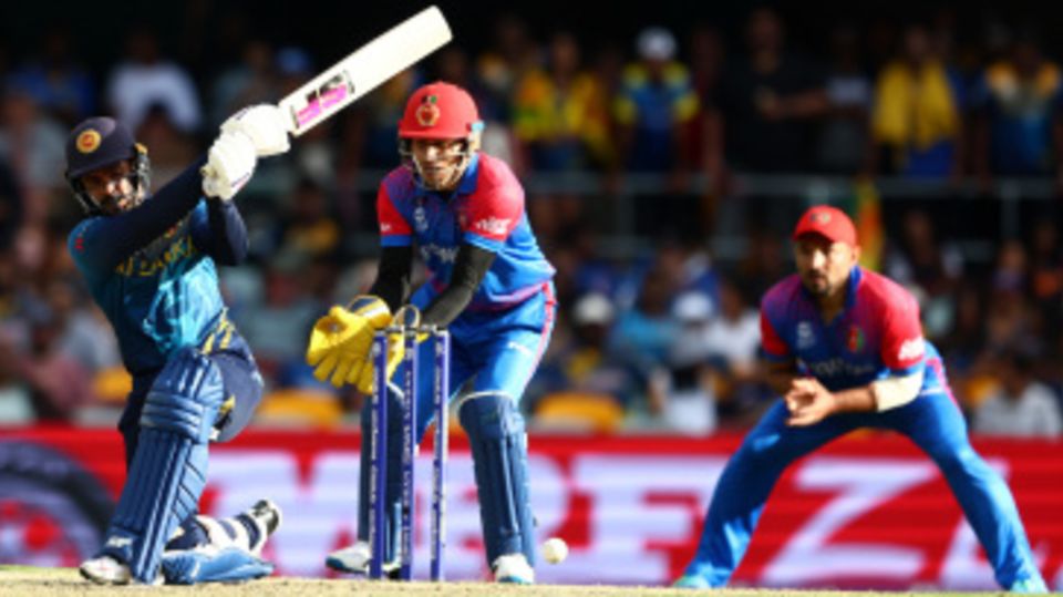 Dhananjaya de Silva kept Sri Lanka in front in the middle overs