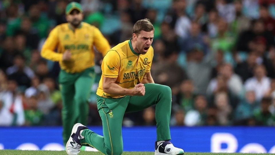 Despite reducing Pakistan to 43 for 4, South Africa conceded 117 in the last ten overs