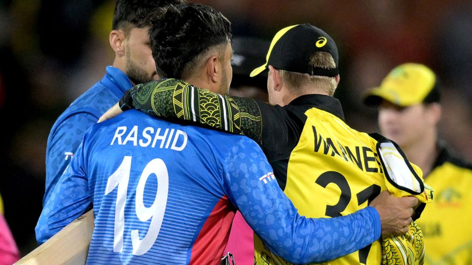 David Warner consoles Rashid Khan after his near-miss