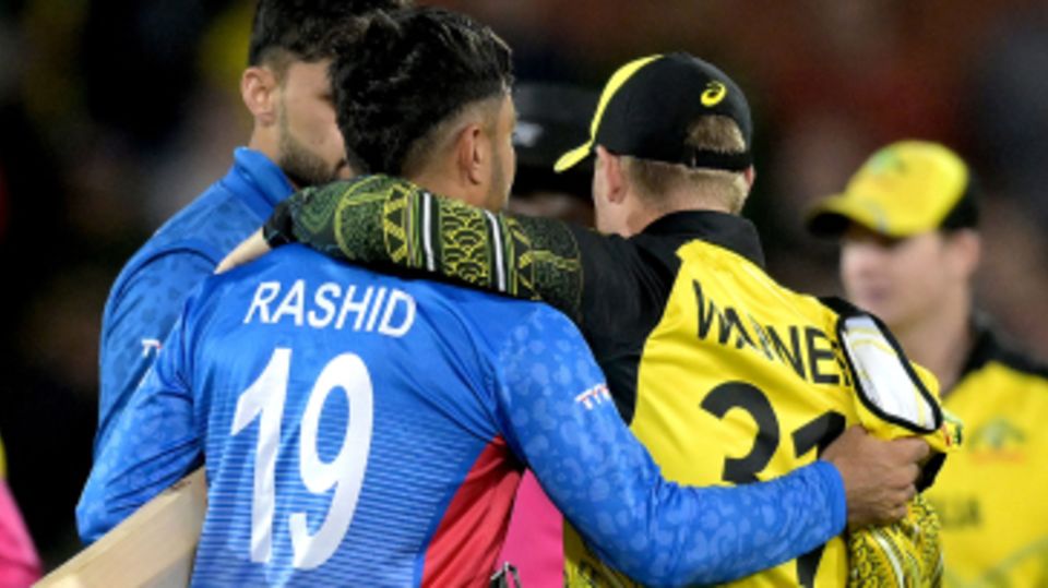 David Warner consoles Rashid Khan after his near-miss