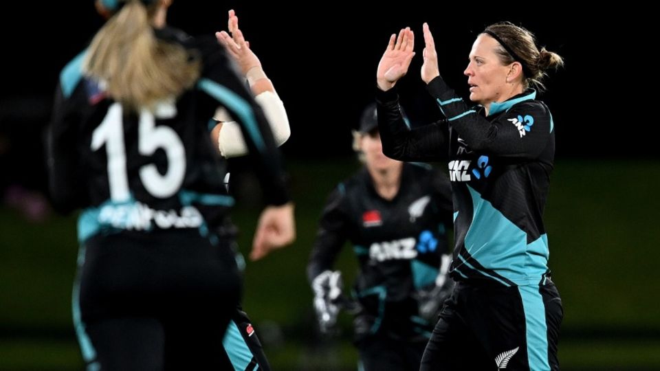 Lea Tahuhu finished with 4 for 6