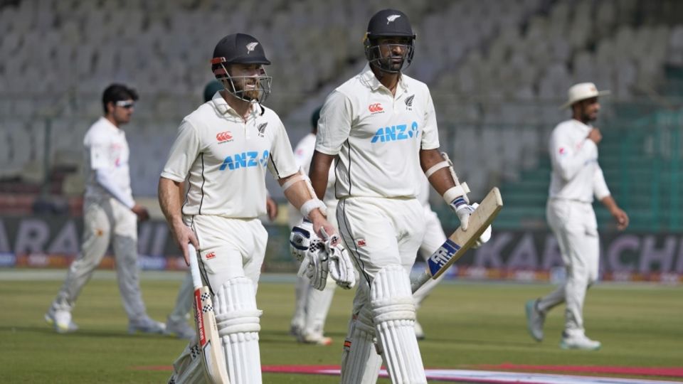 Ish Sodhi and Kane Williamson ground Pakistan down on day four