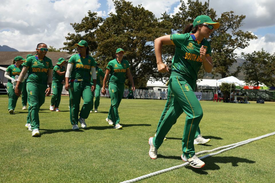 Sune Luus leads South Africa out