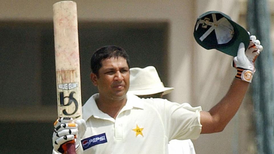 Inzamam-ul-Haq's unbeaten hundred led his side to victory