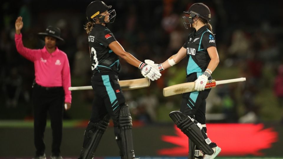 Suzie Bates and Amelia Kerr added 110 for the second wicket