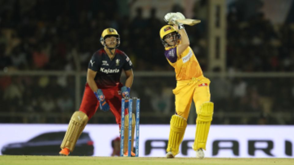 Alyssa Healy hits over the top