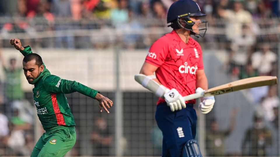 Sam Curran was one of four middle-order wickets to fall to Mehidy Hasan Miraz