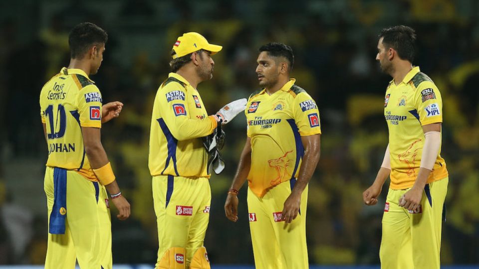 MS Dhoni talks to Tushar Deshpande during the match against Lucknow Super Giants
