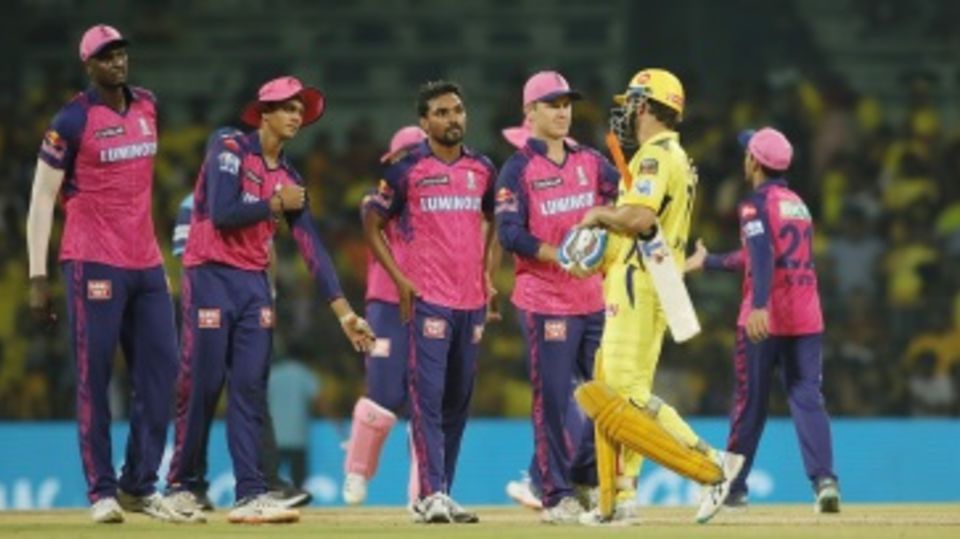 MS Dhoni acknowledges defeat after falling just short