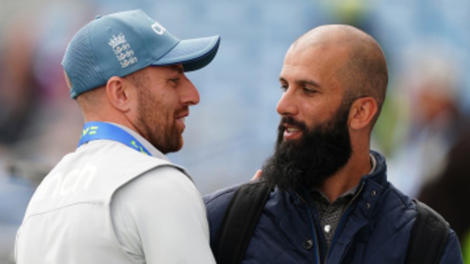 Moeen Ali congratulates Jack Leach on his ten-for at the Leeds Test of 2022