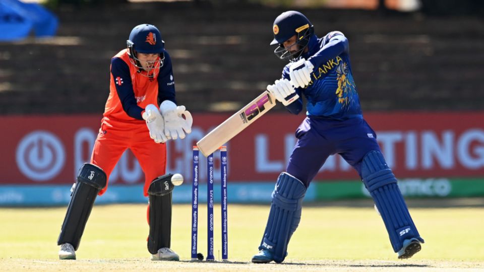 Dhananjaya de Silva propped up a shoddy Sri Lanka batting performance