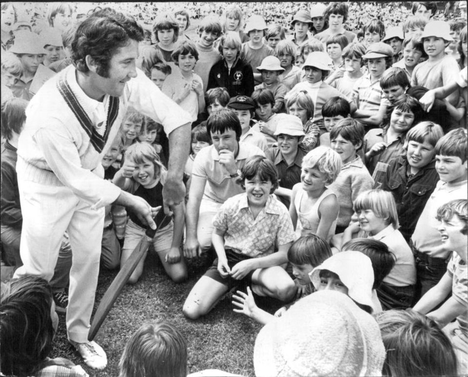 Brian Taber coaches young fans at Drummoyne Oval in Sydney in 1973