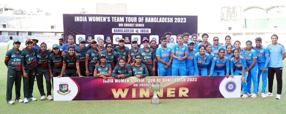 Possibly the moment when Harmanpreet Kaur asked for the umpires to be brought for the photograph as well