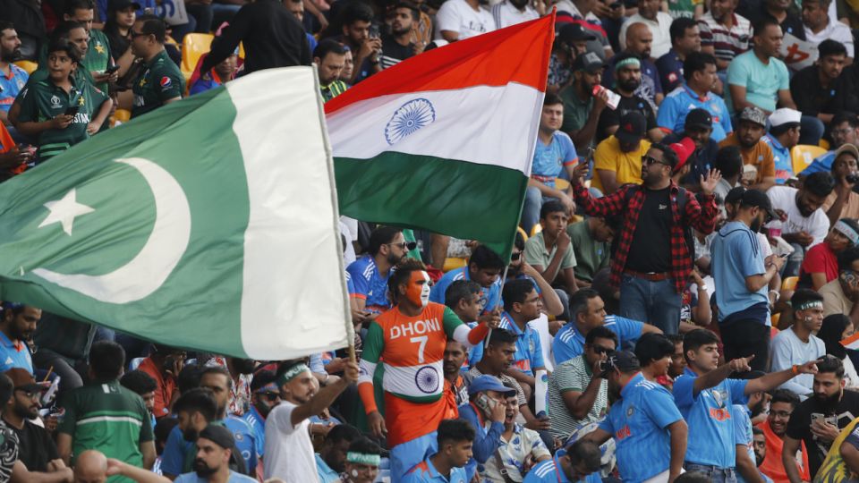 Let's do it together - Pakistani and Indian fans cheer for their teams