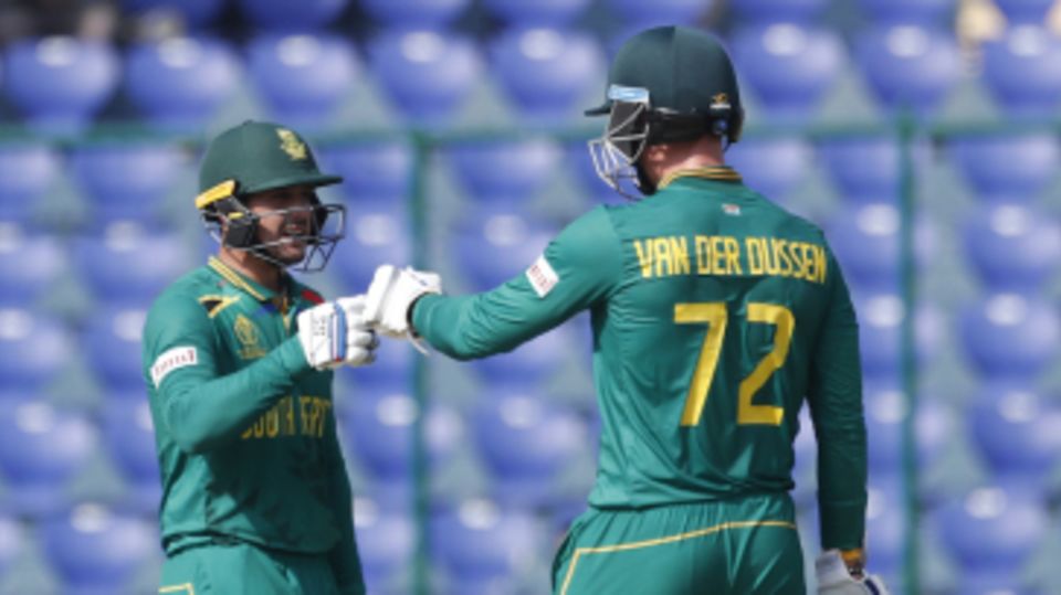 Quinton de Kock and Rassie van der Dussen punch gloves