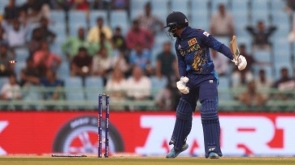 Dhananjaya de Silva turns back to see his leg stump uprooted