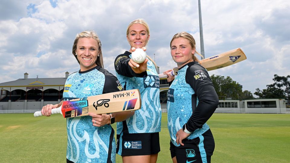 Mignon du Preez (left) alongside England's Sarah Glenn (centre) and Bess Heath