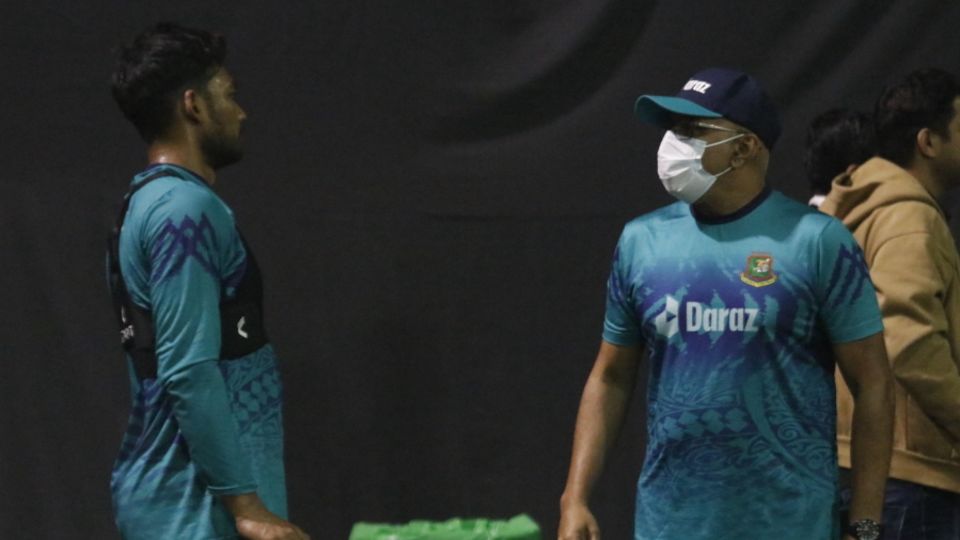 Chandika Hathurusinghe wore a mask during Bangladesh's training session on Saturday