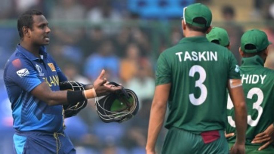 Angelo Mathews shows the broken helmet strap to Bangladesh in hope of them withdrawing the appeal