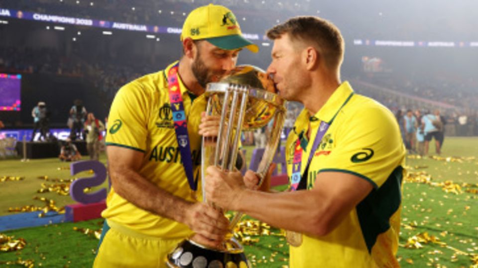 Glenn Maxwell and David Warner kiss the trophy