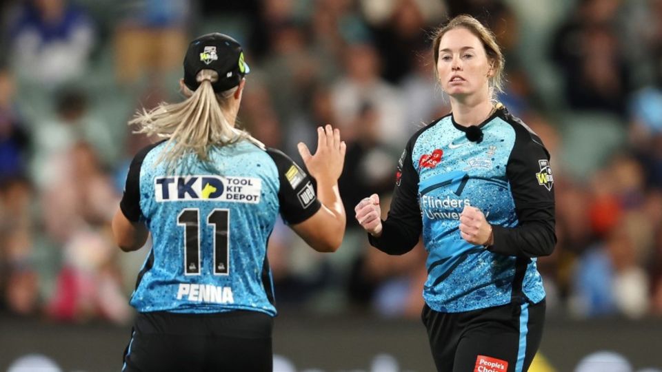 Amanda-Jade Wellington took 3 for 16 and was named player of the WBBL final