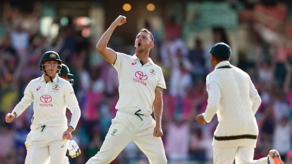 Josh Hazlewood rattled Pakistan with three wickets in an over