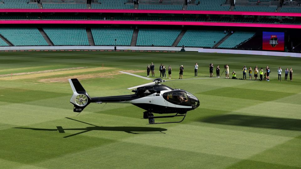 David Warner's helicopter lands on the SCG outfield
