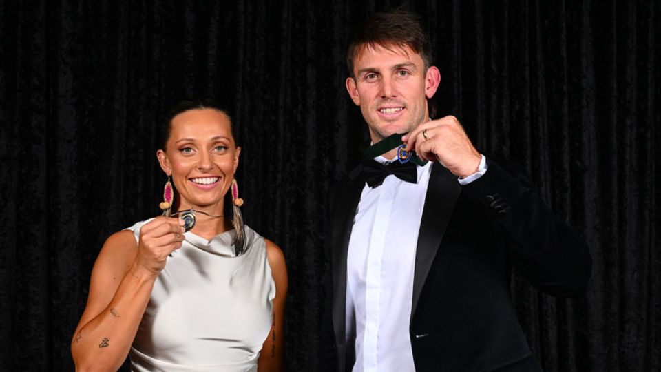 Ashleigh Gardner and Mitchell Marsh with their medals