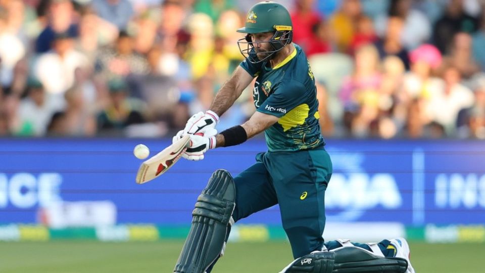 Glenn Maxwell switch hits for six
