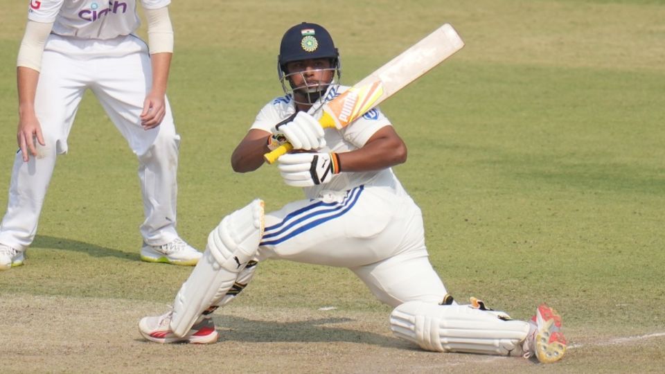 Sarfaraz Khan countered Joe Root's offspin with the sweep