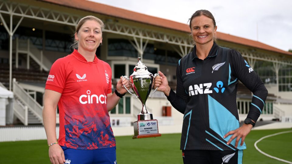 Heather Knight and Suzie Bates pose with the series trophy