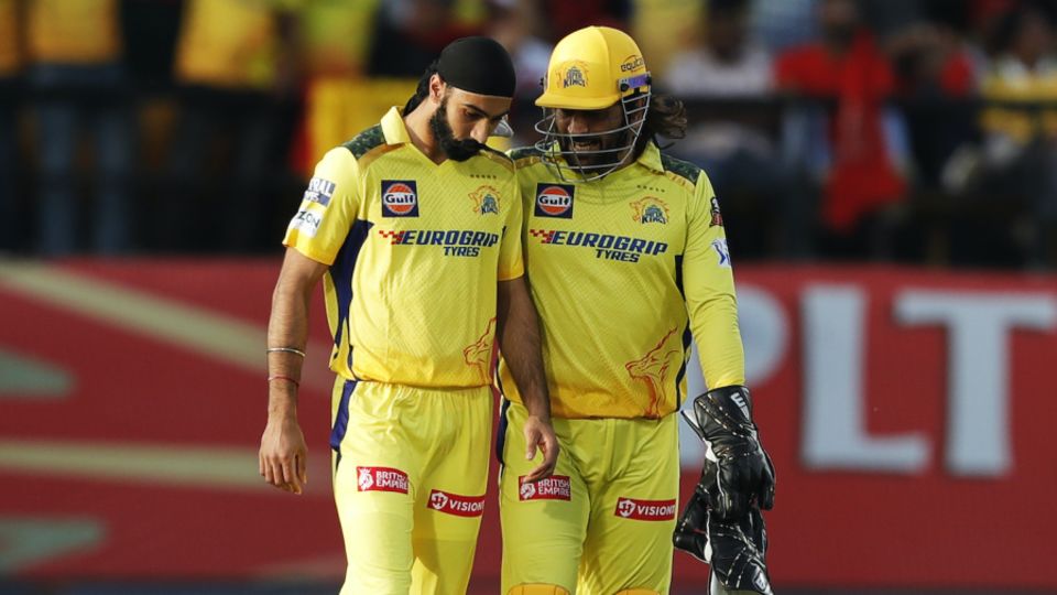 Simarjeet Singh gets some assistance from MS Dhoni during his time with Chennai Super Kings