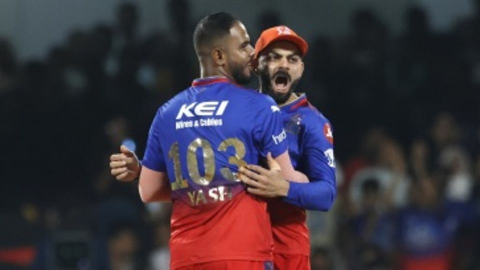 Yash Dayal and Virat Kohli celebrate Abishek Porel's wicket