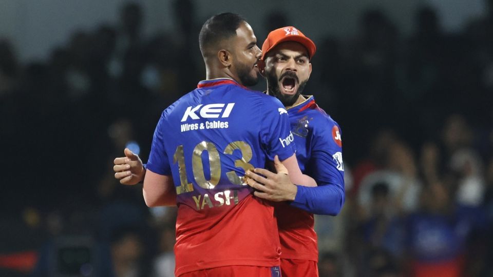 Yash Dayal and Virat Kohli celebrate Abishek Porel's wicket