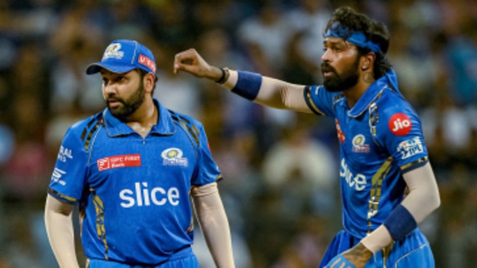 Rohit Sharma and Hardik Pandya manage proceedings