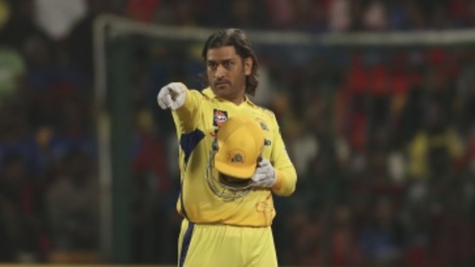 MS Dhoni just can't stop being the captain
