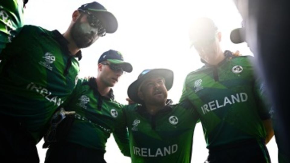 Paul Stirling speaks in a huddle
