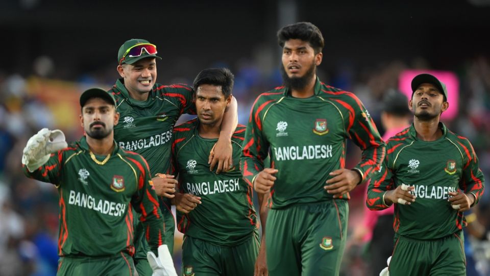 Bangladesh congregate after Pathum Nissanka's dismissal