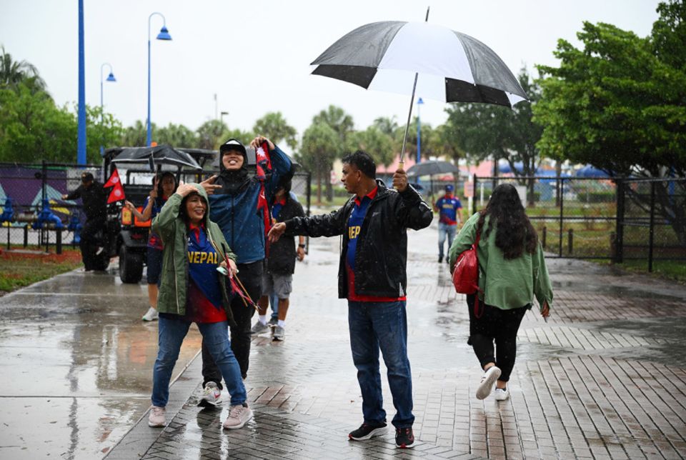 Rain didn't dampen the fans' enthusiasm in Florida