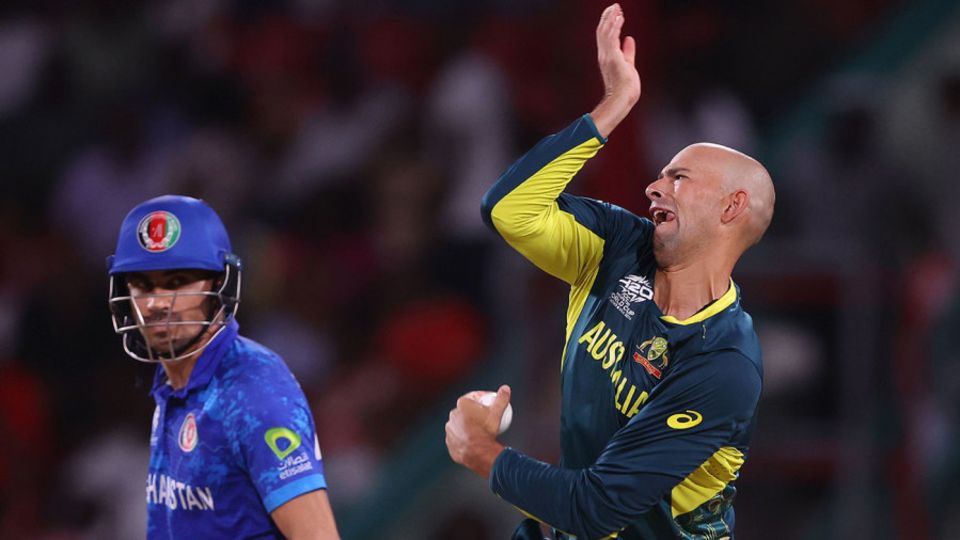 Ashton Agar bowled tight but couldn't get early wickets