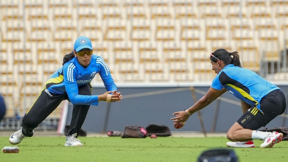 Smriti Mandhana and Harmanpreet Kaur take part in close-catching drills