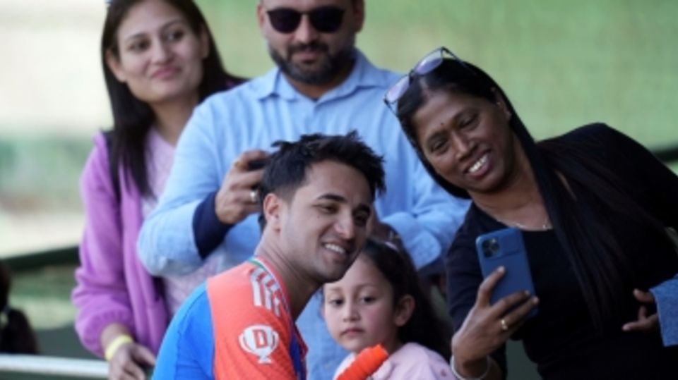 Fans gather around Abhishek Sharma
