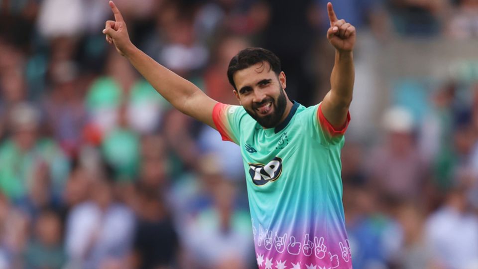 Saqib Mahmood struck twice in his opening set