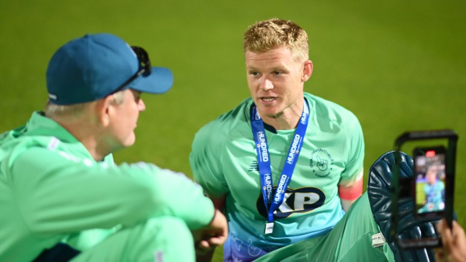 Billings and Moody chat on the outfield