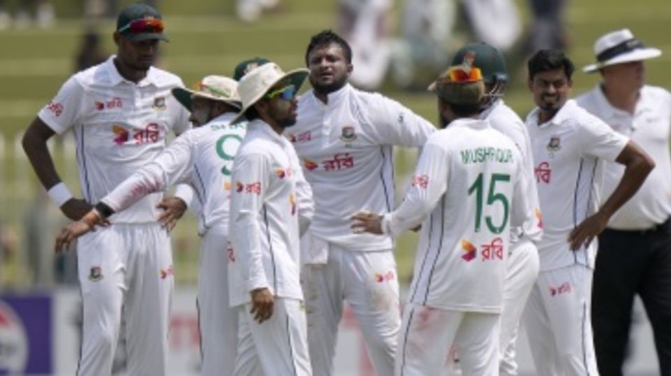 Bangladesh gather after Shakib Al Hasan dismissed a set Abdullah Shafique